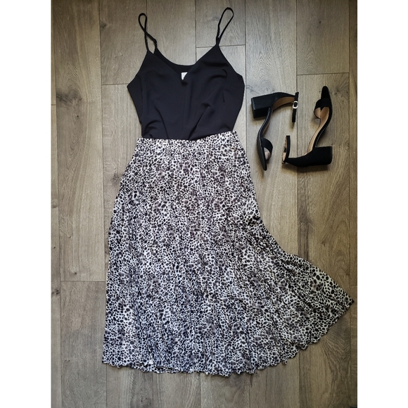 SOLD! Leopard Print Pleated Midi Skirt Small - Picture 2 of 5